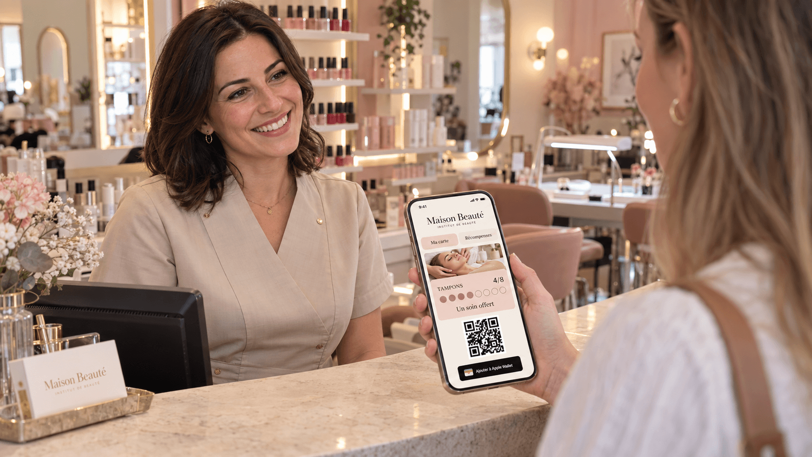 Une cliente présente sa carte de fidélité sur son téléphone dans un institut de beauté